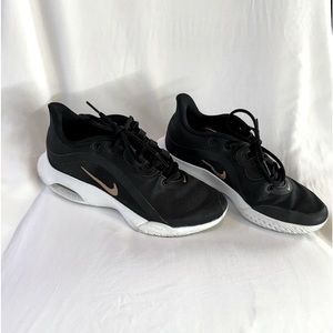 Nike tennis court shoe